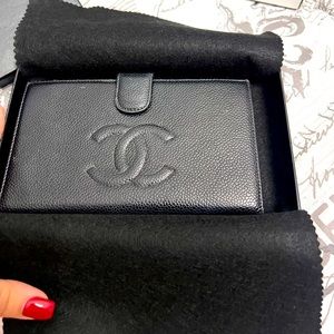 Excellent condition and Authentic  CHANEL bifold kisslock wallet